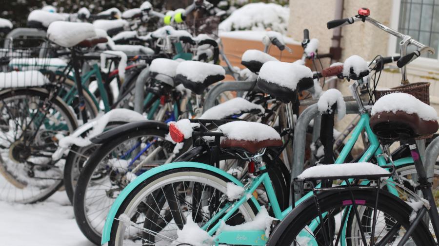 Snowy bikes at Wolfson College