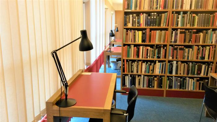 desk and book shelves in the Wolfson College Library 