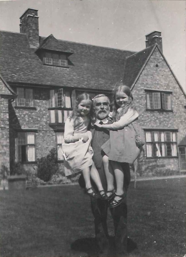 J S Gardiner with his daughters, Joyce and Nancy, 1919 John Stanley Gardiner with his daughters, Joyce and Nancy, in the garden at Bredon House in 1919 (from the Gardiner Family Photograph Albums, Wolfson College Archives, with kind permission of Celia Haddon).
