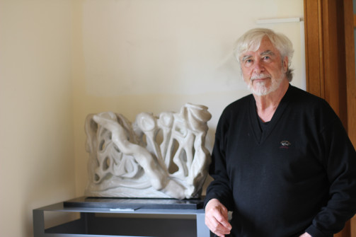 Nigel Fleming, Wolfson alumnus, with his sculpture Reticulations